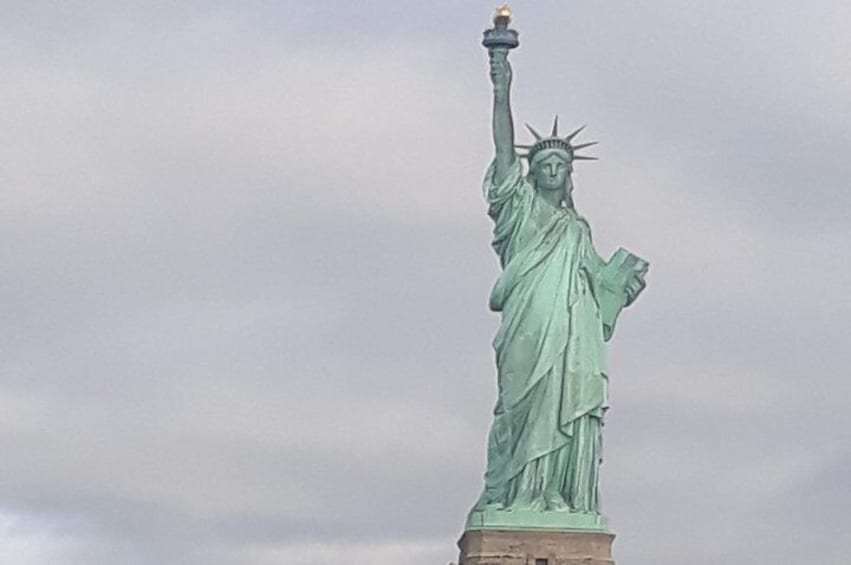 60 min Sightseeing Cruise on a Yacht to View The Statue of Liberty