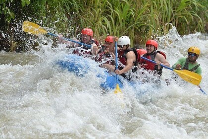 Descenso de rápidos de clase III-IV en el río Naranjo desde Manuel Antonio