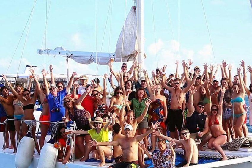 Party On Sailing Cruise to Isla Mujeres from Cancun