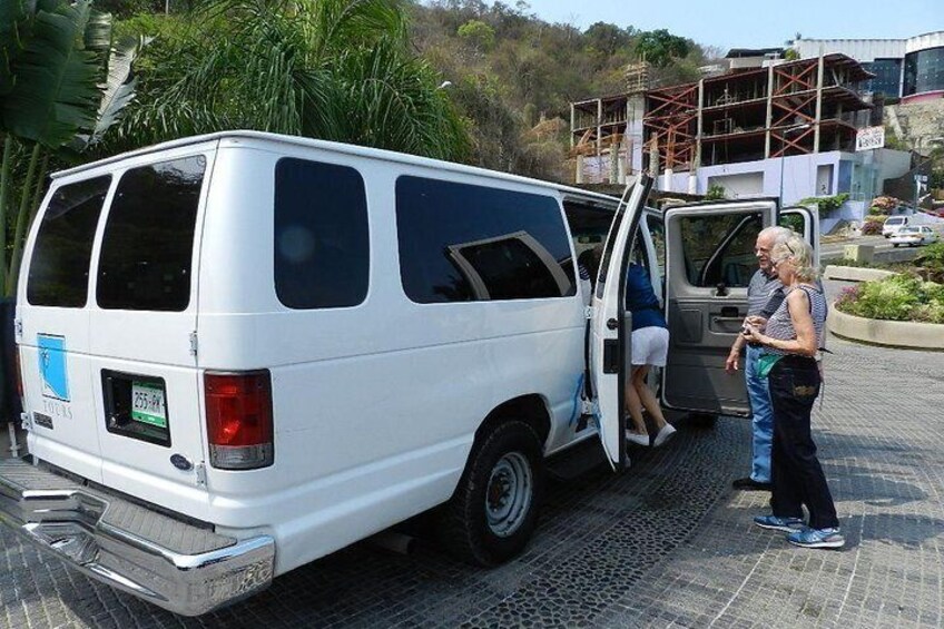 ⭐⭐ Private One Day Van Rental with Bilingual Driver in Acapulco
