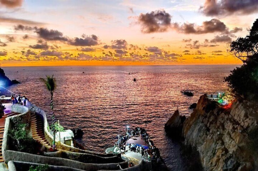 *Cliff Divers De Luxe Dinner at "La Perla" Night Club La Quebrada in Acapulco