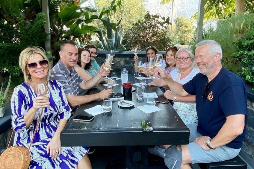 Santorini Highlights Small-Group Tour with Wine Tasting from Fira