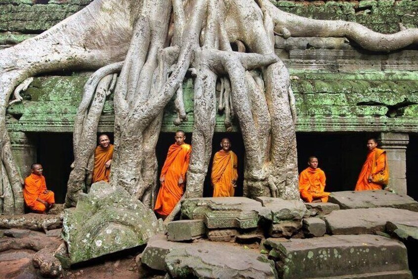 Full-day Small-Group Angkor Wat Tour from Siem Reap with English Speaking Guide