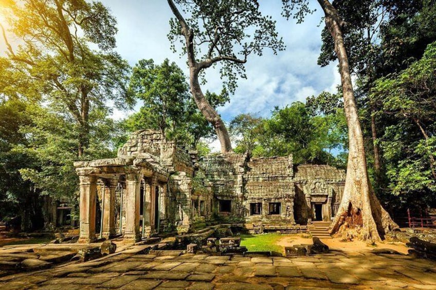Full-day Small-Group Angkor Wat Tour from Siem Reap with English Speaking Guide