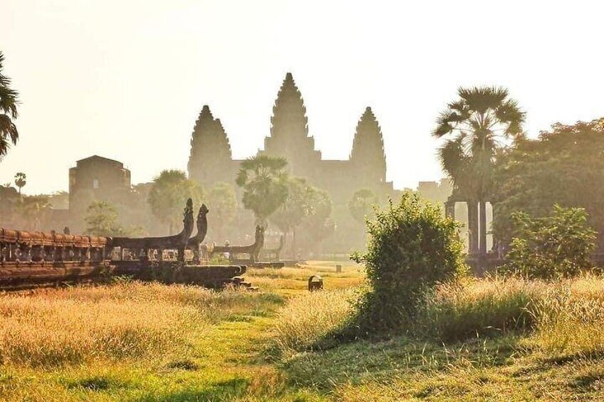 Full-day Small-Group Angkor Wat Tour from Siem Reap with English Speaking Guide