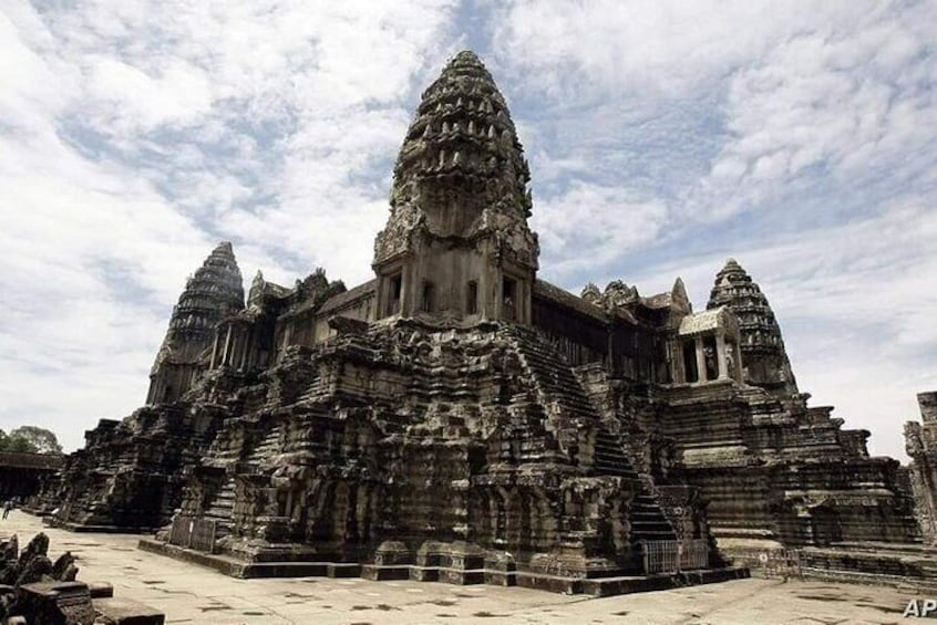 Full-day Small-Group Angkor Wat Tour from Siem Reap with English Speaking Guide