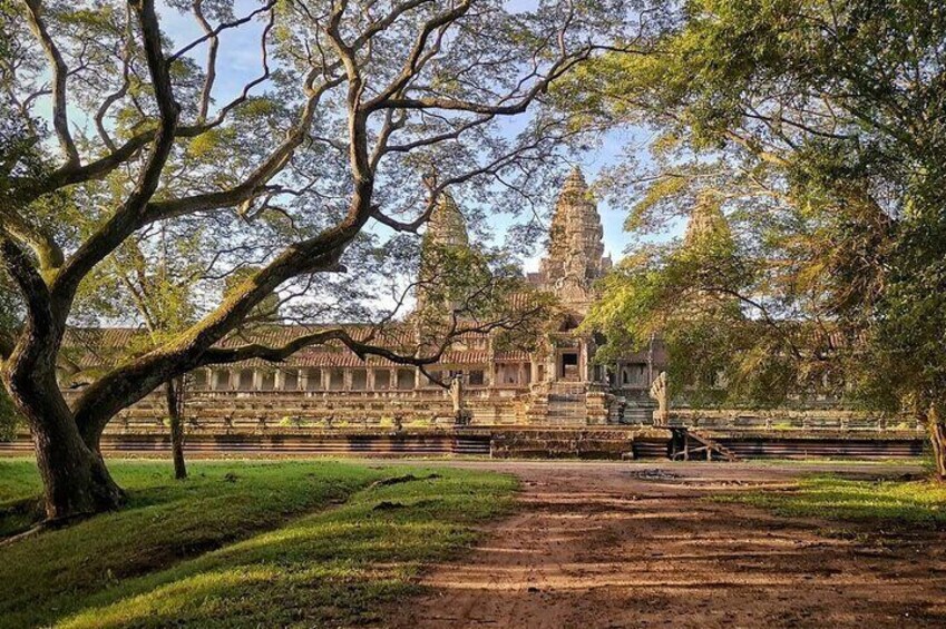 Full-day Small-Group Angkor Wat Tour from Siem Reap with English Speaking Guide