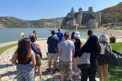 Entlang der Donau: Tagesausflug von Belgrad zur Festung Golubac und zur Sch...
