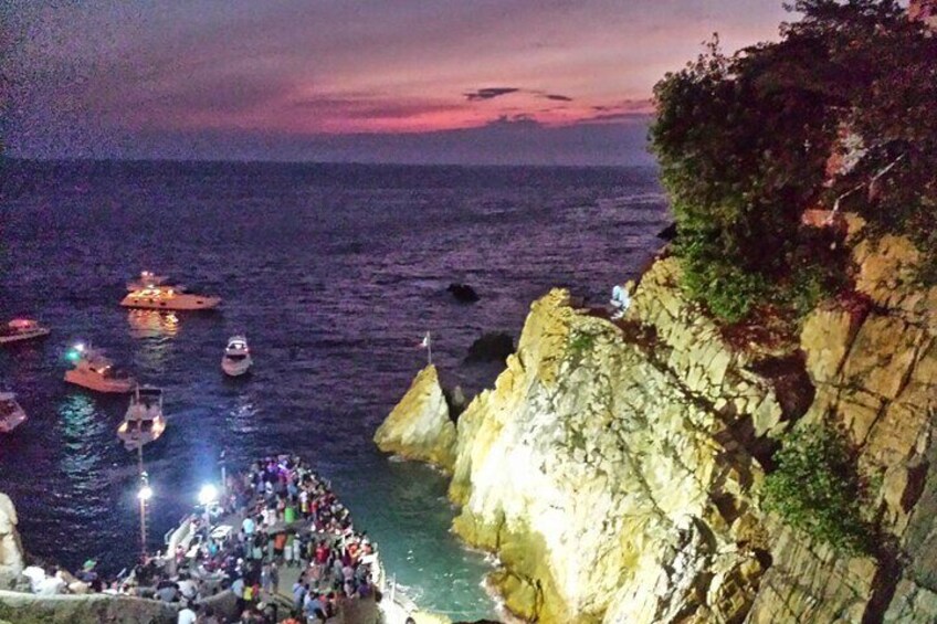 ☝ High Cliff Divers De Luxe Three Course Dinner + Three Drinks plus SUNSET