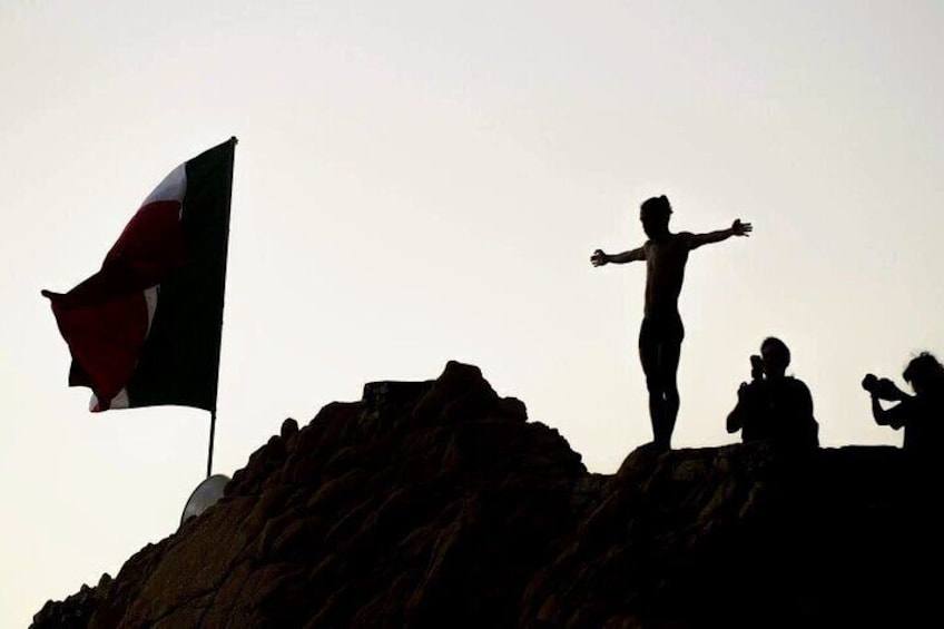 High Cliff Divers De Luxe Three Course Dinner + Three Drinks plus SUNSET