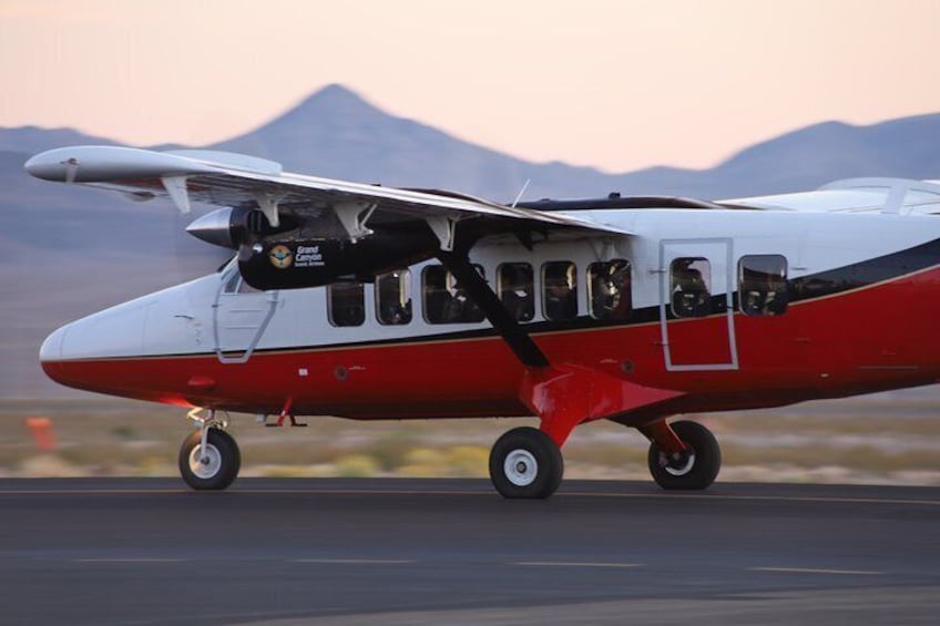 Grand Canyon Landmarks Tour by Airplane with Optional Hummer Tour