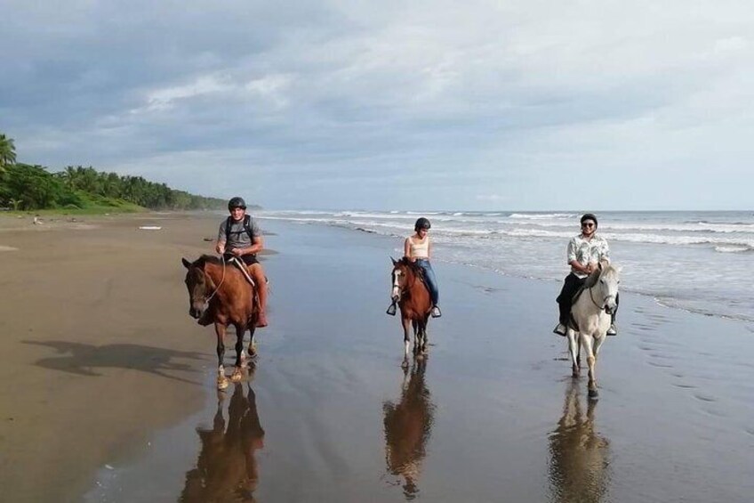 Horseback Riding on the Beach of Esterillos.(Cr Beach Barn) 