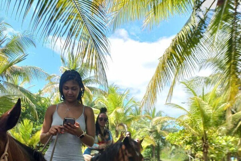 Horseback Riding on the Beach of Esterillos.(Cr Beach Barn)