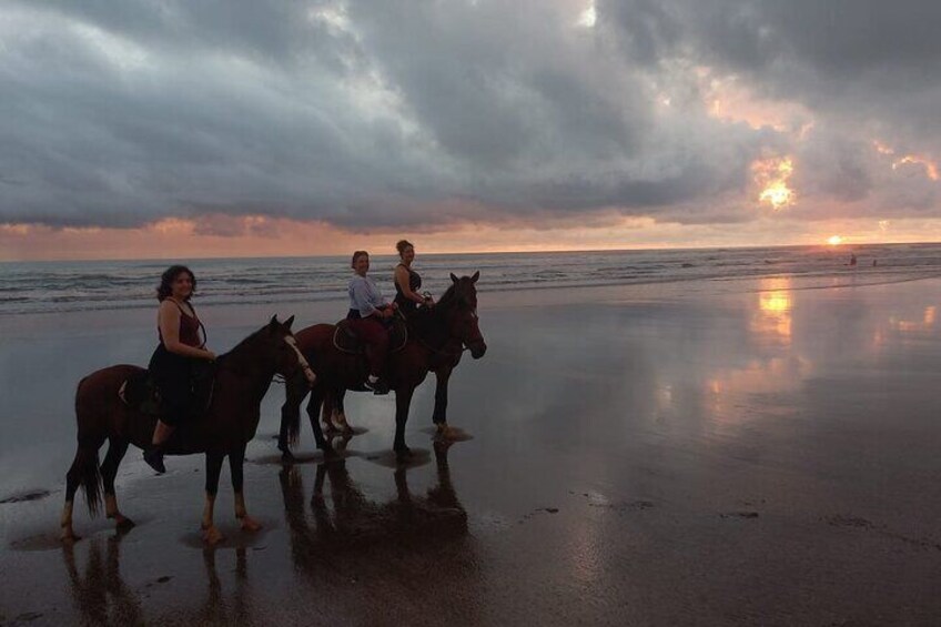 Horseback Riding on the Beach of Esterillos.(Cr Beach Barn)