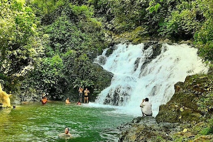 游览瀑布和恩贝拉村，含午餐和入场费
