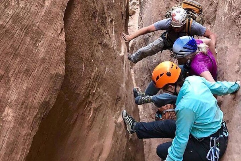 Coaching guests trough an exhilarating slot canyon