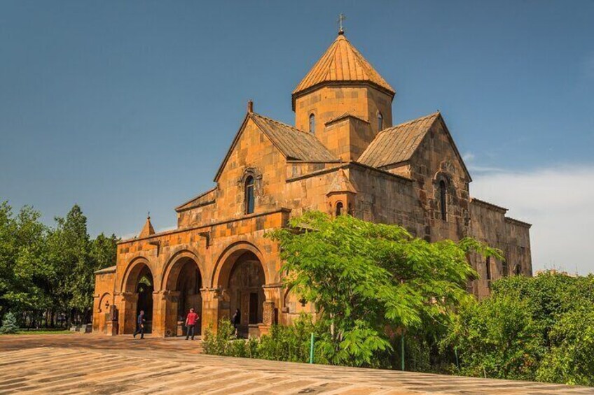 Layover Tour: Echmiadzin & Zvartnots with Airport Transfers