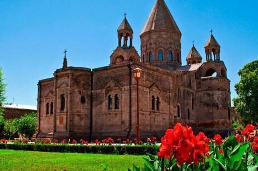 Layover Tour: Echmiadzin & Zvartnots with Airport Transfers