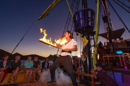 Piratenschiff: Abendessen bei Sonnenuntergang mit Show in Los Cabos