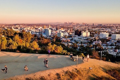 Tour a piedi e in escursione al tramonto di Hollywood con lo skyline di Los...