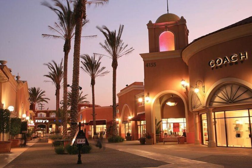 Las Americas outlet entrance