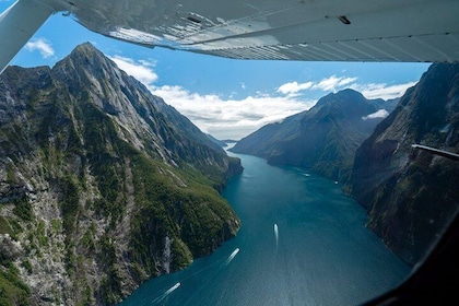 Milford Sound Glacier Flight & Cruise from Wanaka