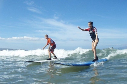 Lección grupal de surf: dos horas de instrucción para principiantes en Kihe...