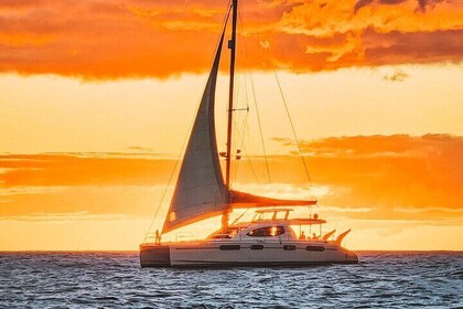 Kleine Gruppe Yacht Sunset Cruise von Oahu