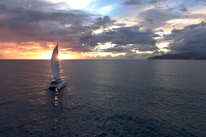 Kleine groepsjacht Sunset Cruise vanuit Oahu