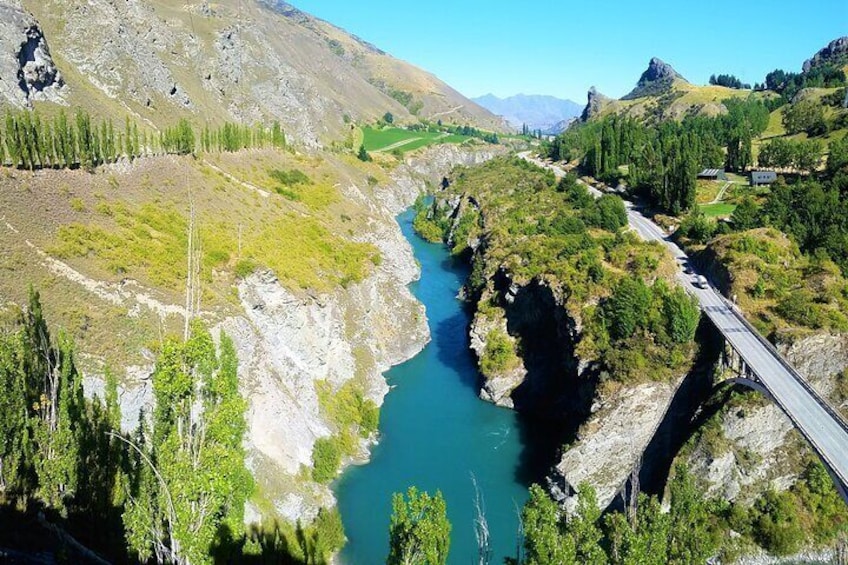 Spectacular scenery through the Kawarau Gorge.