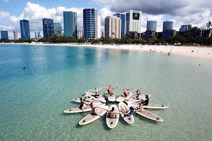 Cours de yoga sur une planche à Honolulu