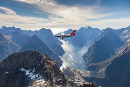 Milford Sound Small Group Tour from Queenstown with Scenic Flight