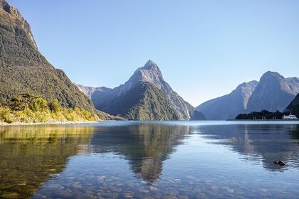 Milford Sound Experience Full Day Tour from Queenstown with Scenic Flight