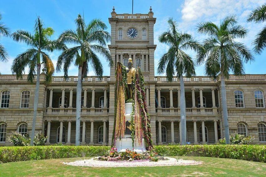 Witness the iconic statue of King Kamehameha the Great during the Honolulu City Tour.