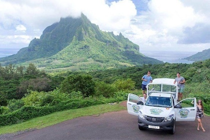Private Morning Moorea 4WD Tour with Champagne