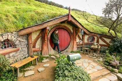 Small-Group Hobbiton Film Set Tour from Auckland with Lunch