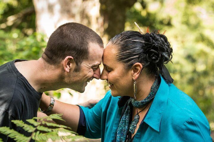 Auckland Maori Tour hongi