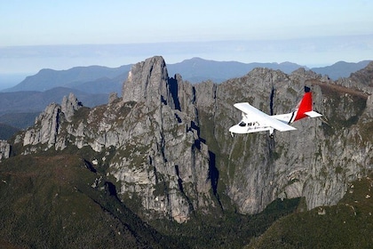 Beleef de wildernis van Zuidwest-Tasmanië: vliegcruise en wandeling inclusi...