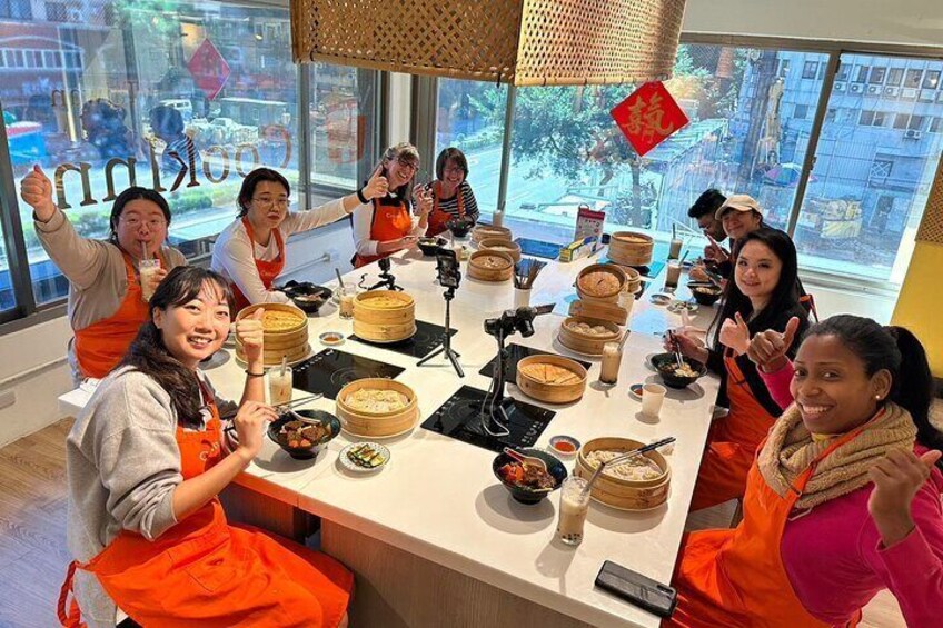 Xiao Long Bao, Beef Noodles & Boba Tea Cooking Class in Taipei