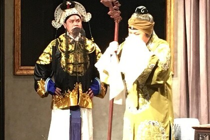 Shanghai at Night with Chinese Opera, Dinner, and Drinks