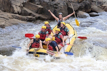 Rafting en aguas bravas durante medio día en el río Barron desde Cairns