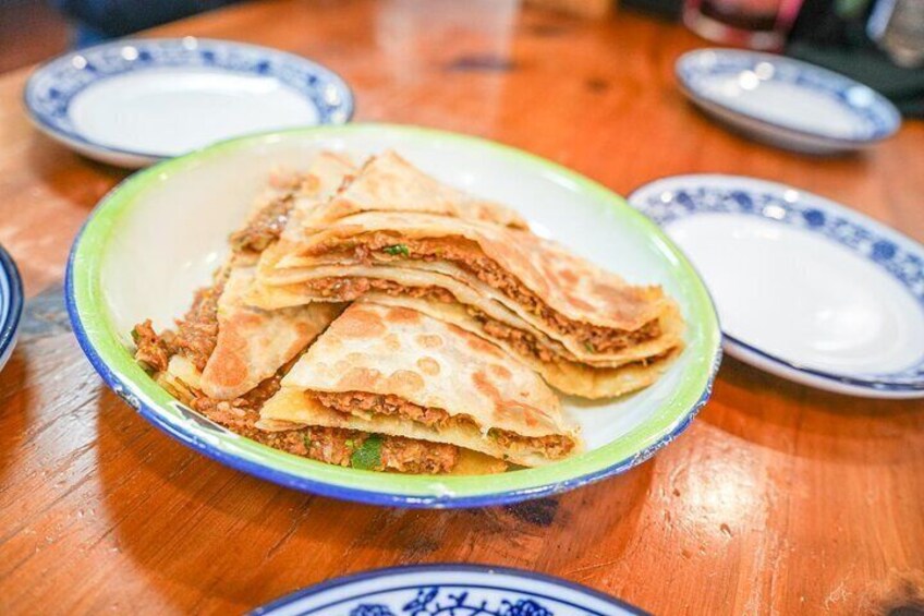 Enjoy crispy beef pies and delicate wontons at this centuries-old favorite—so iconic it was once praised in an 18th-century poem.