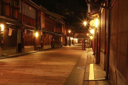 Kanazawa Night Tour with Local Meal and Drinks