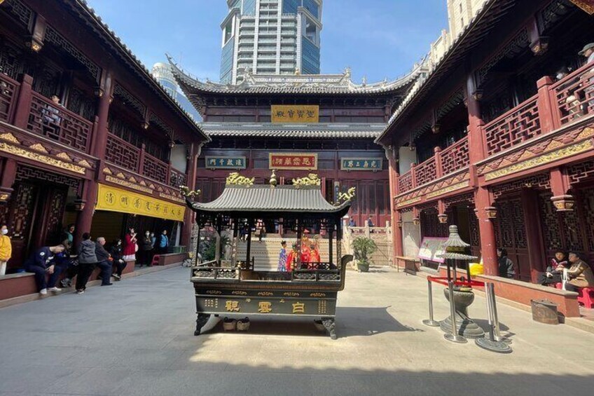 Half Day in Old Shanghai include jade Buddha temple
