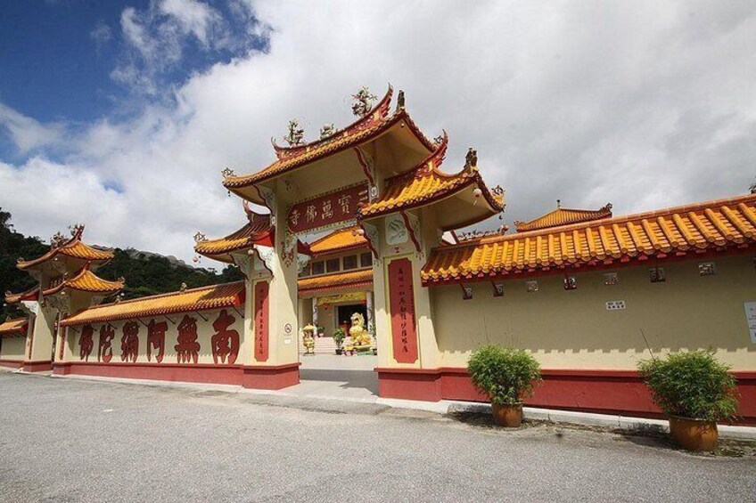 Sam Poh Temple - fourth largest Buddhist temple in Malaysia