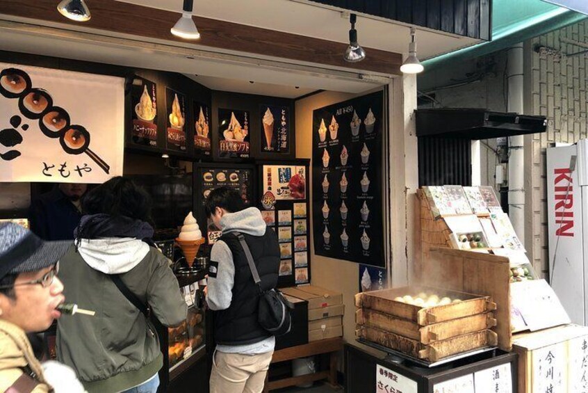 Historic Kamakura: Temples, Shrines and Street Food Private Walking Tour