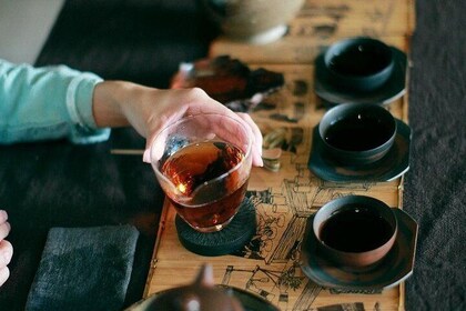4-Hour Tea-tasting and Cha Guo Zi (茶果子）Experience Tour