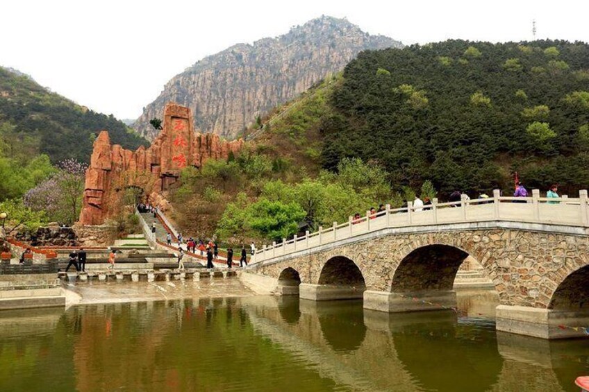 Private Shilingxia Area and UFO Glass Platform Day Tour with Lunch