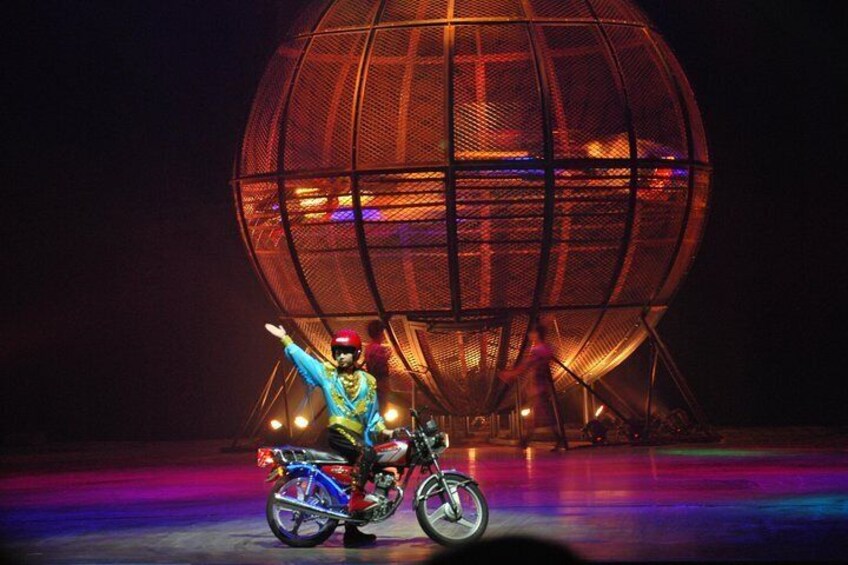 Beijing Luxury Dinner at Lost Heaven and VIP seated Acrobatic show plus Houhai Visit