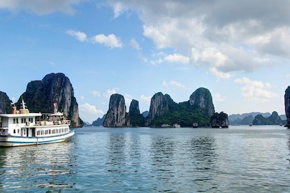 Halong Bay Full Day Tour with Kayaking and Seafood Lunch from Hanoi